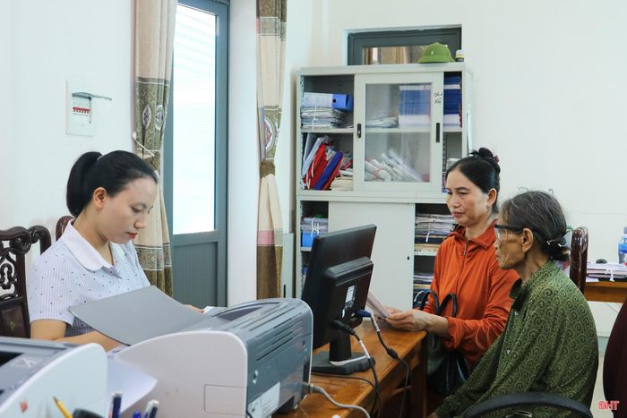 Công chức Phòng Kinh tế, Hạ tầng và Đô thị, UBND phường Bắc Hồng Lĩnh chủ động xử lý công việc, thích ứng với yêu cầu mới.