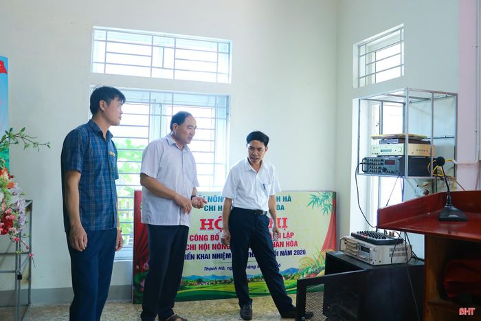 Anh Lê Mạnh Hùng (ngoài cùng bên trái) trực tiếp làm việc với thôn Nhân Hoà (xã Thạch Hà) về việc rà soát lại hệ thống truyền thanh thông minh ở cơ sở.