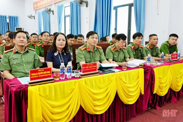 Lãnh đạo Ủy ban MTTQ tỉnh, Công an tỉnh và đại biểu tham dự buổi lễ.