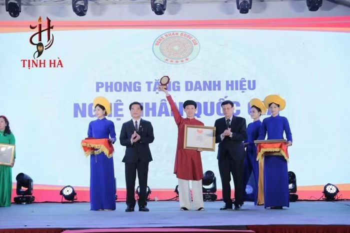 Nghệ nhân thư pháp Tịnh Hà trong một chương trình tôn vinh nghệ nhân và giá trị nghề truyền thống.