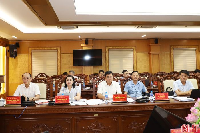 Đồng chí Nguyễn Hồng Lĩnh – Phó Bí thư Thường trực Tỉnh ủy, Chủ tịch HĐND tỉnh cùng các đồng chí Ủy viên BTV Tỉnh ủy tham dự hội nghị.