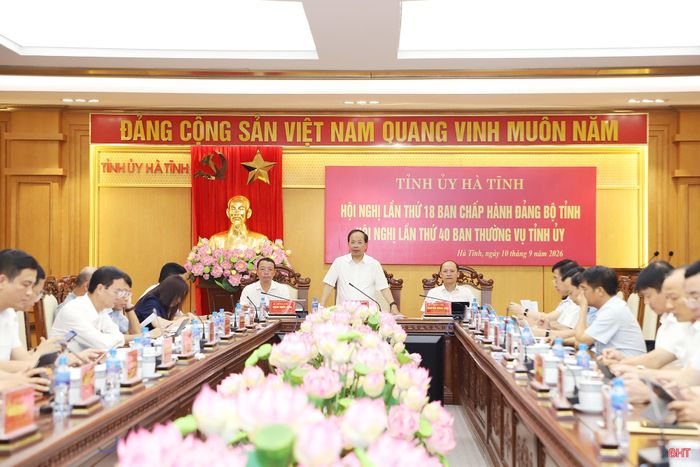 Các đồng chí chủ trì hội nghị lần thứ 18 Ban Chấp hành Đảng bộ tỉnh.