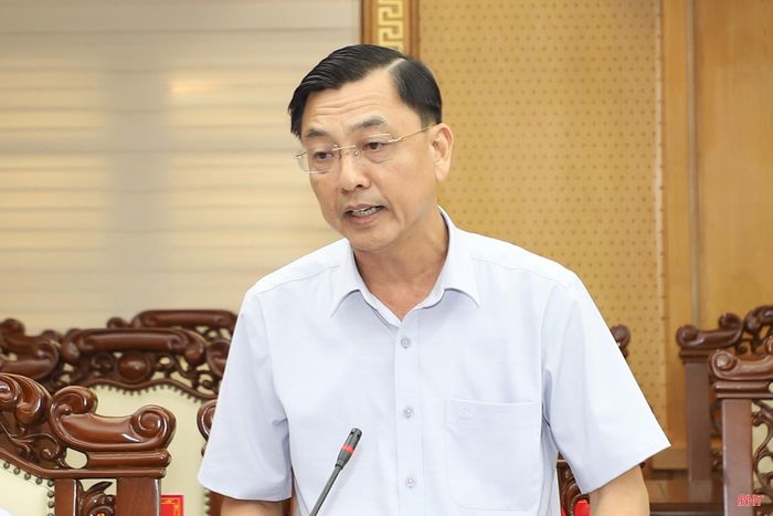  Đồng chí Trần Việt Hà - Ủy viên BTV Tỉnh ủy, Trưởng ban Quản lý KKT tỉnh báo cáo tiến độ các dự án trọng điểm tại KKT Vũng Áng. 