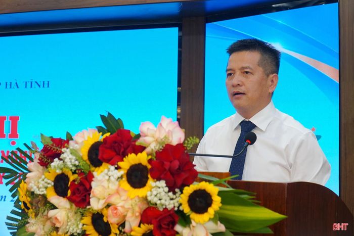 Ông Nguyễn Tiến Trình - Phó Chủ tịch Hiệp hội Doanh nghiệp tỉnh thông qua các văn bản sau Đại hội và Quy chế hoạt động BCH khóa III.