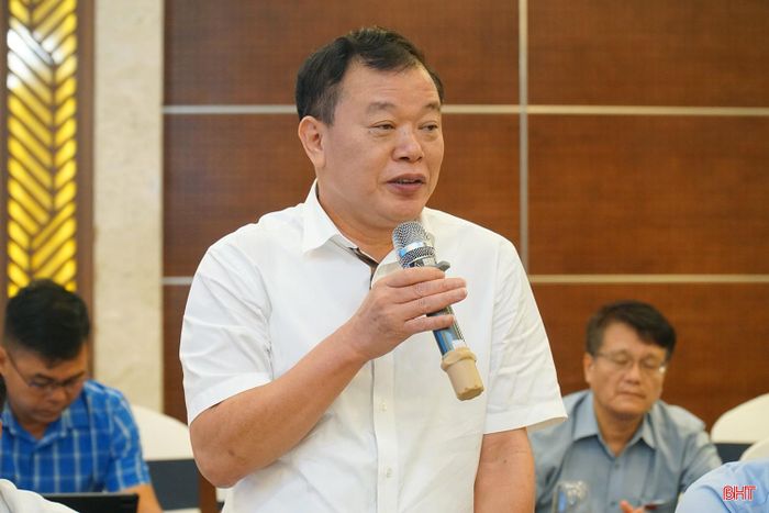 Ông Trương Quang Long - Trưởng Thuế tỉnh Hà Tĩnh trao đổi, giải đáp một số nội dung được các doanh nghiệp quan tâm.