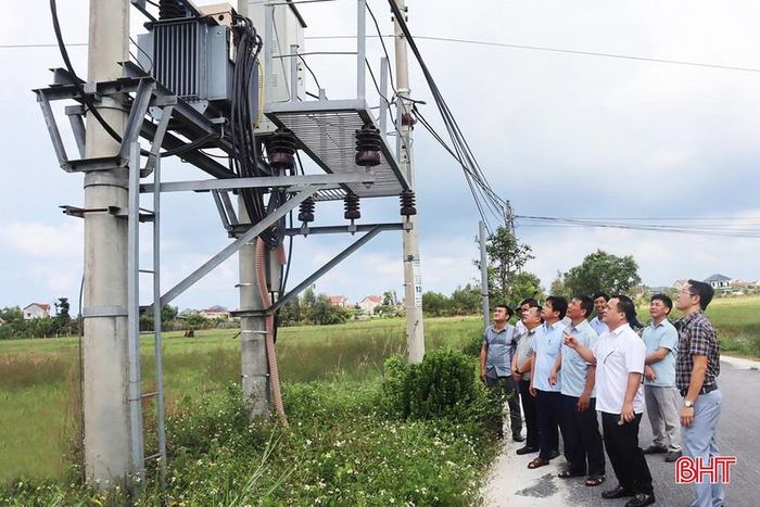Trước đó, Ban Kinh tế - Ngân sách, HĐND tỉnh Hà Tĩnh đã khảo sát thực trạng hệ thống đường dây, trạm biến áp do HTX Dịch vụ điện Xuân Liên quản lý.