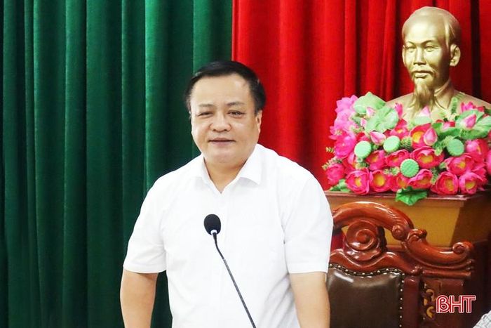Phó Trưởng ban Kinh tế - Ngân sách HĐND tỉnh Hà Tĩnh Nguyễn Văn Tuấn phát biểu tại buổi làm việc.