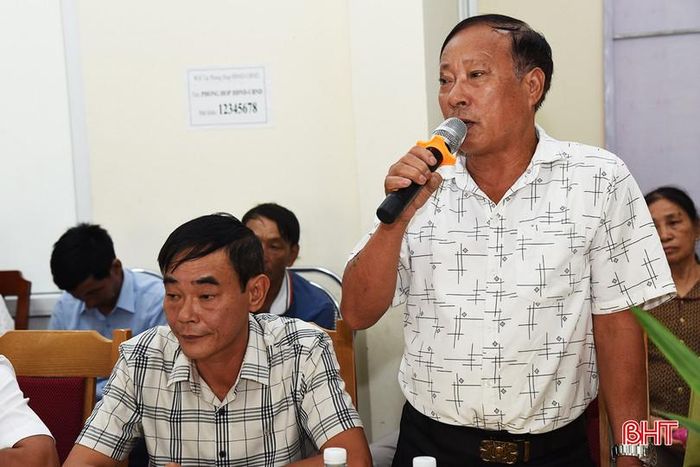 Ông Trần Xuân Cát (thôn Cam Lâm, xã Cổ Đạm) phản ánh về chất lượng sử dụng điện trong giờ cao điểm.