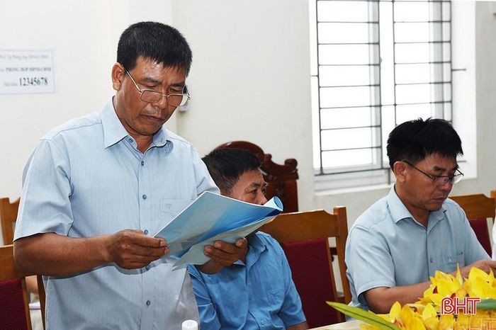 Ông Nguyễn Xuân Linh, Giám đốc HTX Dịch vụ điện Xuân Liên báo cáo tình hình hoạt động kinh doanh bán lẻ điện của HTX.