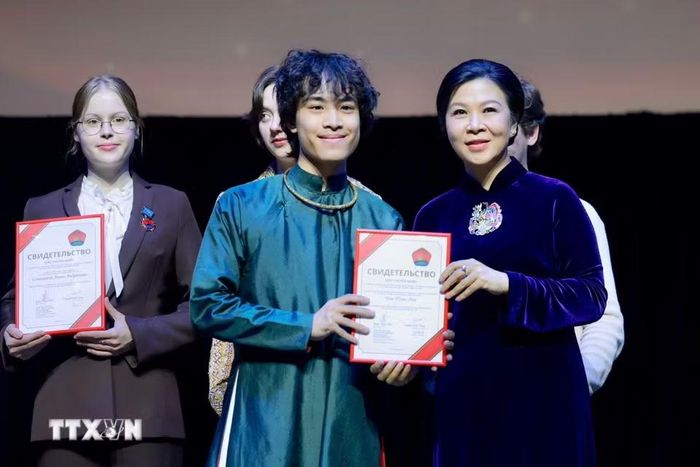 Bà Ngô Phương Ly - Phu nhân Tổng Bí thư, Chủ tịch nước Tô Lâm - trao giải thưởng cho các sinh viên có thành tích xuất sắc. (Ảnh: Tâm Hằng/TTXVN)