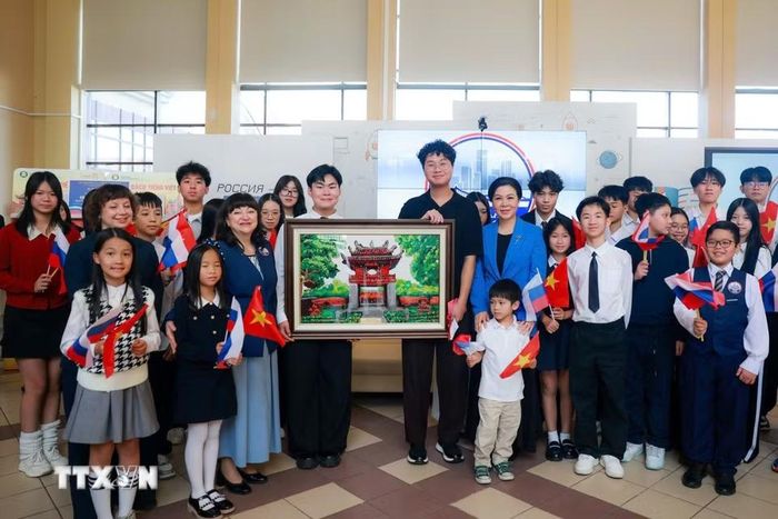 Bà Ngô Phương Ly - Phu nhân Tổng Bí thư, Chủ tịch nước Tô Lâm - thăm Trường phổ thông số 1253. (Ảnh: Tâm Hằng/TTXVN)