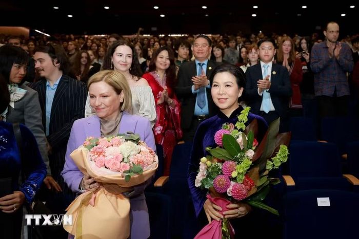 Bà Ngô Phương Ly - Phu nhân Tổng Bí thư, Chủ tịch nước Tô Lâm - và Bộ trưởng Văn hóa Nga Olga Liubimova tại chương trình khai trương “Tuần phim Việt Nam tại VGIK." (Ảnh: Tâm Hằng/TTXVN)