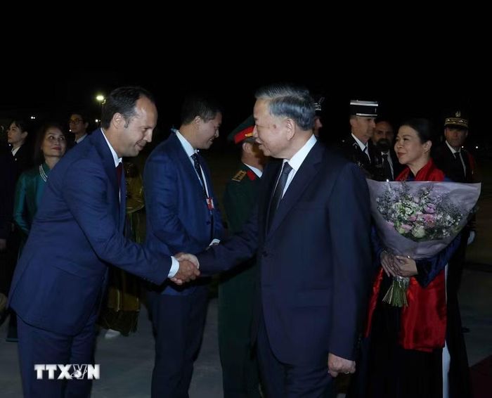 Đại biểu Pháp đón Tổng Bí thư, Chủ tịch nước Tô Lâm và Phu nhân tại sân bay Orly, Paris. (Ảnh: Thống Nhất/TTXVN)