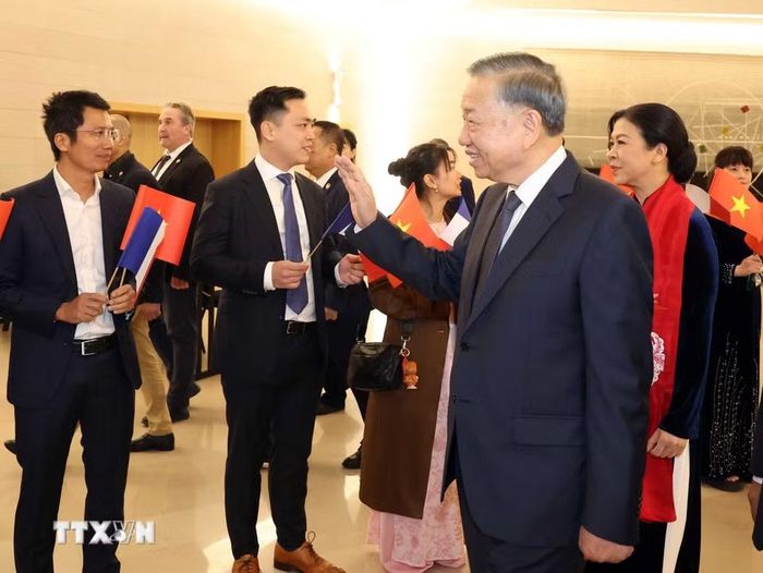 Cán bộ nhân viên đại sứ quán và cộng đồng người Việt Nam tại Pháp đón Tổng Bí thư, Chủ tịch nước Tô Lâm và Phu nhân. (Ảnh: Thống Nhất/TTXVN)