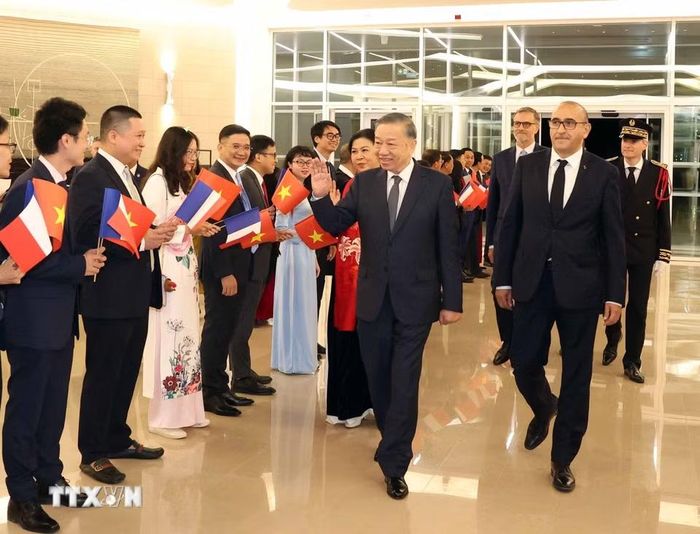 Cán bộ nhân viên đại sứ quán và cộng đồng người Việt Nam tại Pháp đón Tổng Bí thư, Chủ tịch nước Tô Lâm và Phu nhân. (Ảnh: Thống Nhất/TTXVN)