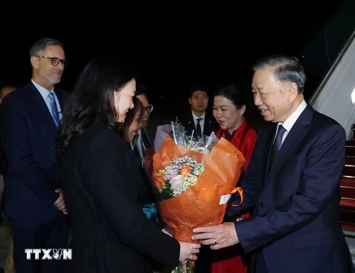 Đại biểu đón Tổng Bí thư, Chủ tịch nước Tô Lâm và Phu nhân tại sân bay Orly, Paris. (Ảnh: Thống Nhất/TTXVN)
