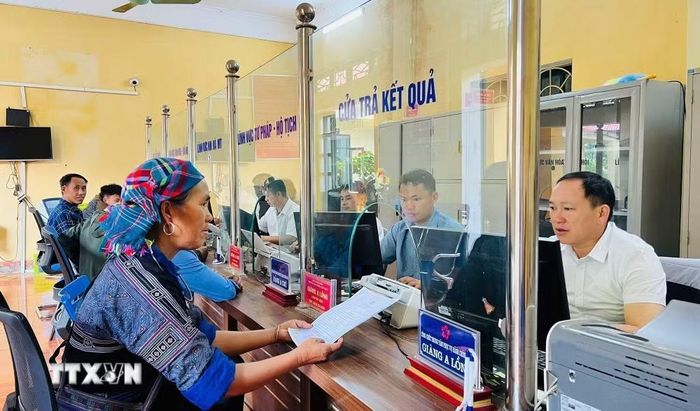 Người dân đến làm thủ tục hành chính tại Trung tâm Phục vụ hành chính công xã Púng Luông (Lào Cai). (Ảnh: Tuấn Anh/TTXVN)
