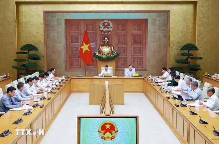 Thủ tướng Lê Minh Hưng chủ trì cuộc họp về dự án Luật sửa đổi, bổ sung một số điều của Luật Đấu thầu; Luật Đầu tư; Luật Phát triển doanh nghiệp nhỏ và vừa. (Ảnh: Dương Giang/TTXVN)