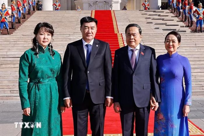 Chủ tịch Quốc hội Mông Cổ Sandag Byambatsogt và Phu nhân đón Chủ tịch Quốc hội Trần Thanh Mẫn và Phu nhân thăm chính thức Mông Cổ. (Ảnh: Doãn Tấn/TTXVN)