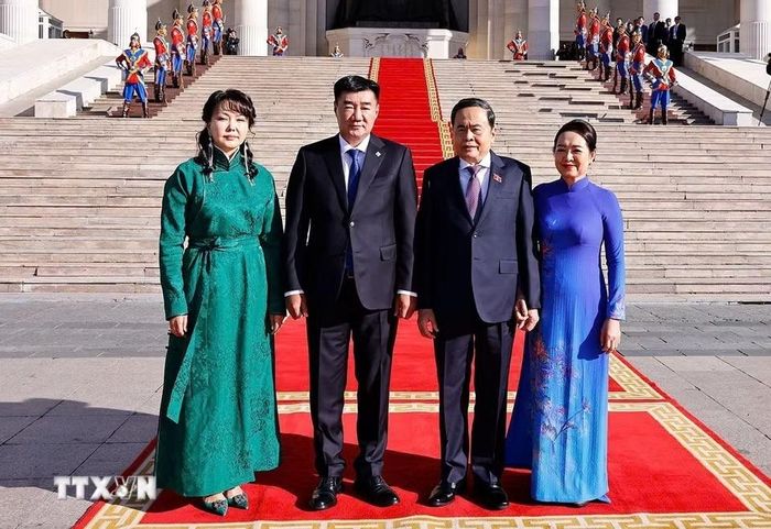 Chủ tịch Quốc hội Mông Cổ Sandag Byambatsogt và Phu nhân đón Chủ tịch Quốc hội Trần Thanh Mẫn và Phu nhân thăm chính thức Mông Cổ. (Ảnh: Doãn Tấn/TTXVN)