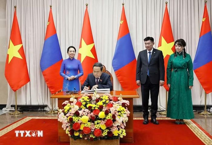 Chủ tịch Quốc hội Trần Thanh Mẫn ký sổ Khách danh dự. (Ảnh: Doãn Tấn/TTXVN)