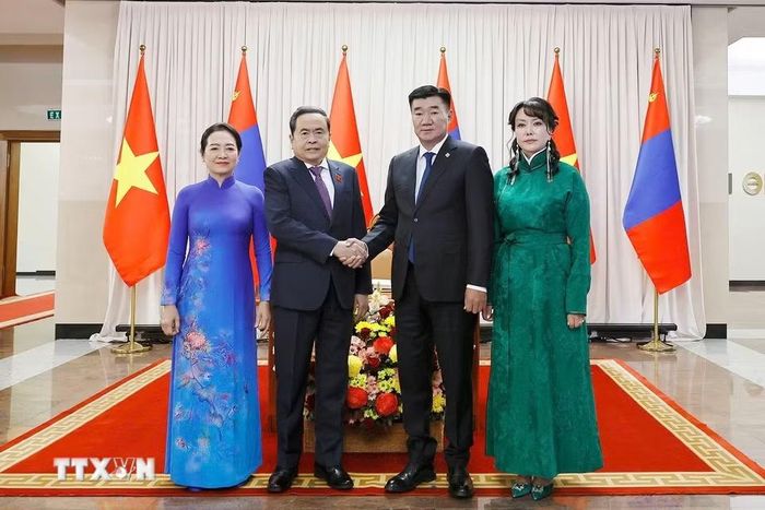 Chủ tịch Quốc hội Trần Thanh Mẫn và Phu nhân cùng Chủ tịch Quốc hội Mông Cổ Sandag Byambatsogt và Phu nhân chụp ảnh chung. (Ảnh: Doãn Tấn/TTXVN)