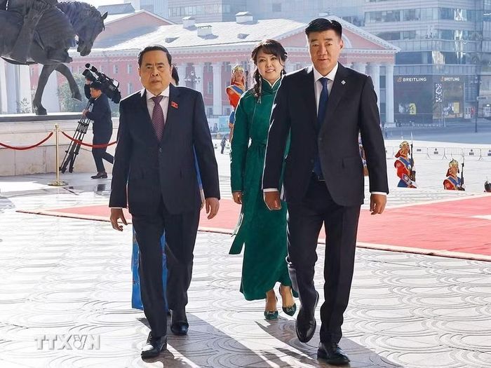 Chủ tịch Quốc hội Mông Cổ Sandag Byambatsogt và Phu nhân đón Chủ tịch Quốc hội Trần Thanh Mẫn và Phu nhân thăm chính thức Mông Cổ. (Ảnh: Doãn Tấn/TTXVN)