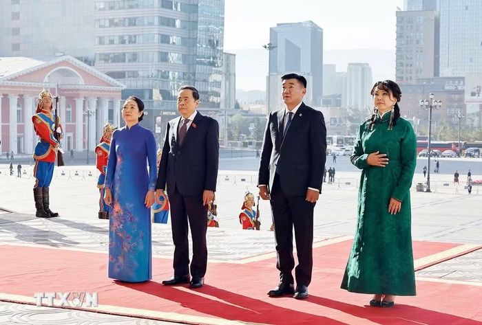 Chủ tịch Quốc hội Mông Cổ Sandag Byambatsogt và Phu nhân chủ trì lễ đón chính thức Chủ tịch Quốc hội Trần Thanh Mẫn và Phu nhân thăm chính thức Mông Cổ. (Ảnh: Doãn Tấn/TTXVN)