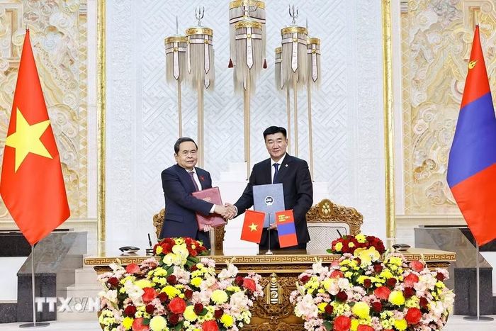 Chủ tịch Quốc hội Trần Thanh Mẫn và Chủ tịch Quốc hội Mông Cổ Sandag Byambatsogt ký kết Bản ghi nhớ hợp tác giữa Quốc hội Việt Nam và Quốc hội Mông Cổ. (Ảnh: Doãn Tấn/TTXVN)