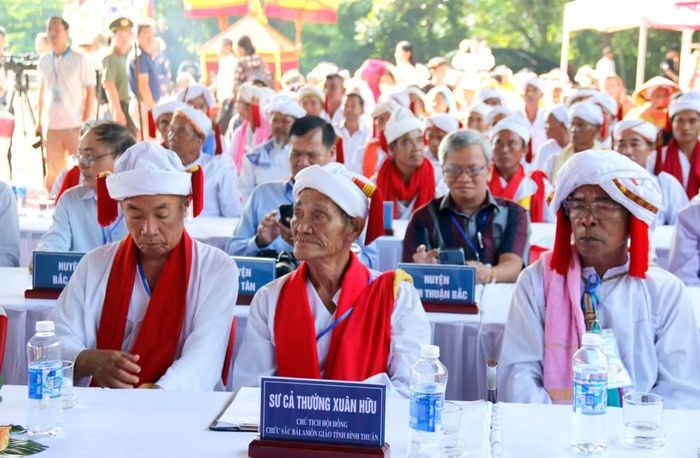 Sư cả Thường Xuân Hữu thường xuyên tham gia các buổi gặp mặt, các buổi tuyên tuyền đường lối, chính sách do tỉnh tổ chức (Nguồn: TTXVN)