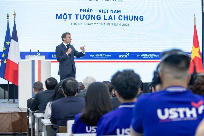 Tổng thống Pháp Emmanuel Macron nói chuyện với sinh viên, trí thức trẻ USTH. (Ảnh: USTH)