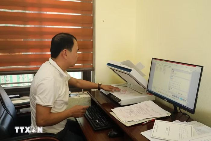 Do hồ sơ được thực hiện bảo mật, xã Tượng Lĩnh bố trí cán bộ trong cơ quan trực tiếp tham gia, đồng thời kiểm soát chặt quy trình từ bàn giao, tiếp nhận đến scan, cập nhật và kiểm đếm. (Ảnh: Khiếu Tư/TTXVN)