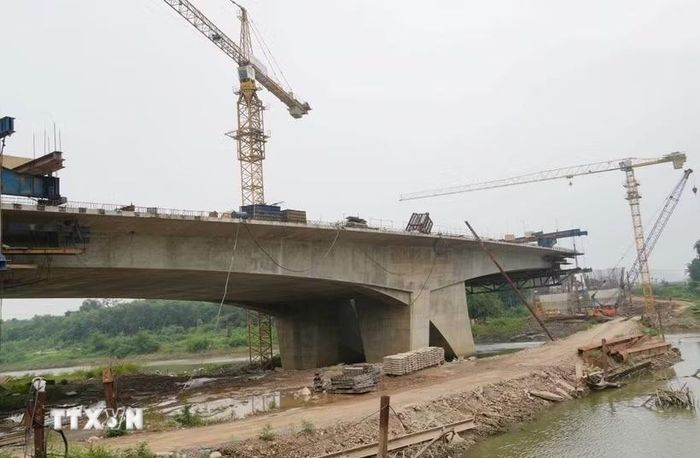 Thi công cầu Quang Vinh 1 thuộc Dự án xây dựng cầu Quang Vinh 1, cầu Quang Vinh 2 và hệ thống đường giao thông kết nối phường Linh Sơn, phường Quan Triều. (Ảnh: Hoàng Nguyên/TTXVN)