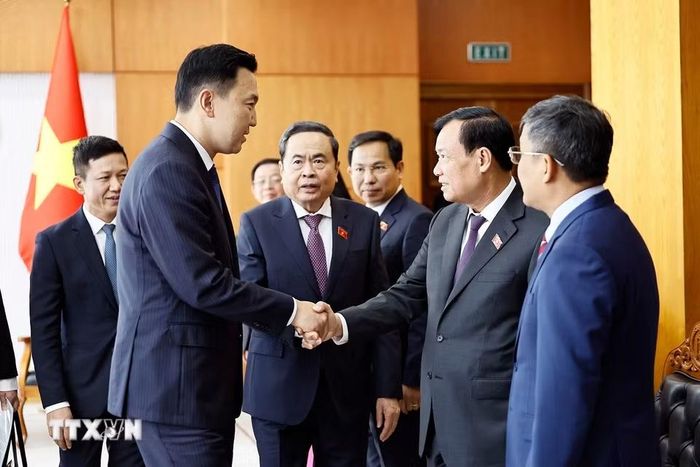 Chủ tịch Quốc hội Trần Thanh Mẫn giới thiệu với Thủ tướng Mông Cổ Nyam-Osor Uchral về thành viên đoàn đại biểu Việt Nam. (Ảnh: Doãn Tấn/TTXVN)