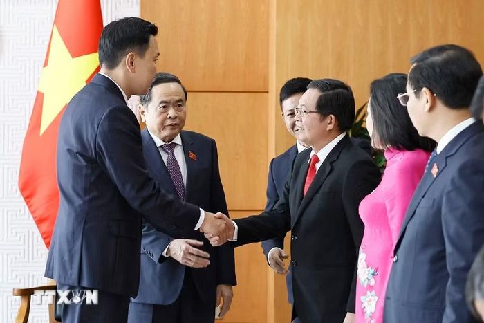 Chủ tịch Quốc hội Trần Thanh Mẫn giới thiệu với Thủ tướng Mông Cổ Nyam-Osor Uchral về thành viên đoàn đại biểu Việt Nam. (Ảnh: Doãn Tấn/TTXVN)