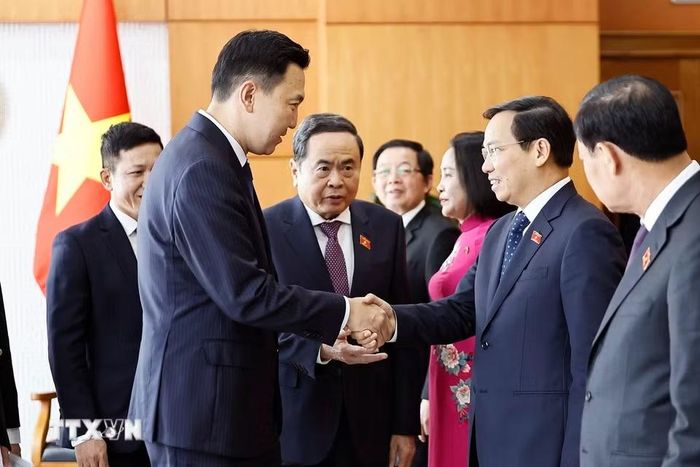 Chủ tịch Quốc hội Trần Thanh Mẫn giới thiệu với Thủ tướng Mông Cổ Nyam-Osor Uchral về thành viên đoàn đại biểu Việt Nam. (Ảnh: Doãn Tấn/TTXVN)
