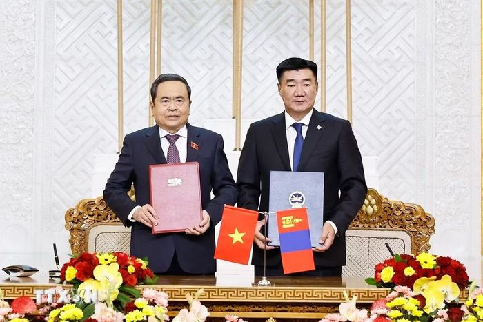 Chủ tịch Quốc hội Trần Thanh Mẫn và Chủ tịch Quốc hội Mông Cổ Sandag Byambatsogt ký kết Bản ghi nhớ hợp tác giữa Quốc hội Việt Nam và Quốc hội Mông Cổ. (Ảnh: Doãn Tấn/TTXVN)