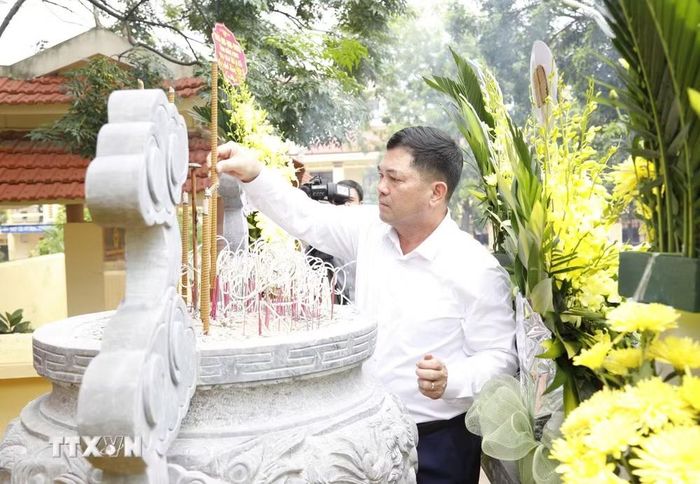 Bí thư Tỉnh ủy Bắc Ninh Nguyễn Hồng Thái dâng hương tưởng niệm các Anh hùng liệt sỹ. (Ảnh: Thanh Thương/TTXVN)