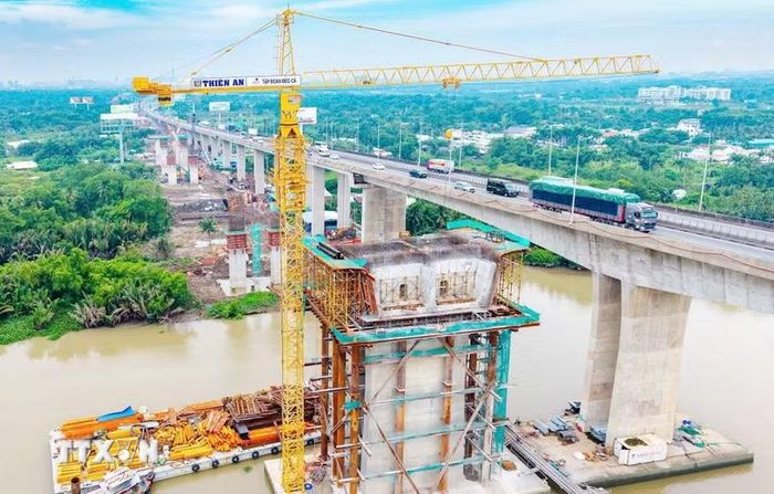 Thi công cầu Long Thành thuộc Dự án mở rộng đoạn cao tốc Thành phố Hồ Chí Minh-Long Thành. (Ảnh: Công Phong/TTXVN)