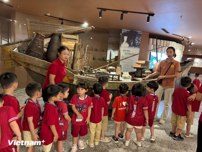 Một hoạt động trải nghiệm cho trẻ em tìm hiểu về gốm Bát Tràng. (Ảnh: CTV/Vietnam+)