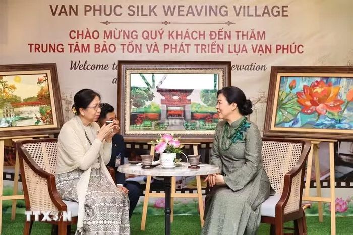 Phu nhân Tổng Bí thư, Chủ tịch nước Tô Lâm và Phu nhân Tổng thống Myanmar vừa có chuyến tham quan, trải nghiệm làng lụa Vạn Phúc. (Ảnh: TTXVN)
