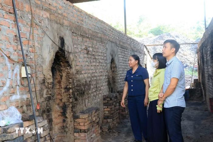Các lò đốt than của các cơ sở than tạm dừng hoạt động từ tháng 7 đến nay. (Ảnh: Đinh Thùy/TTXVN)