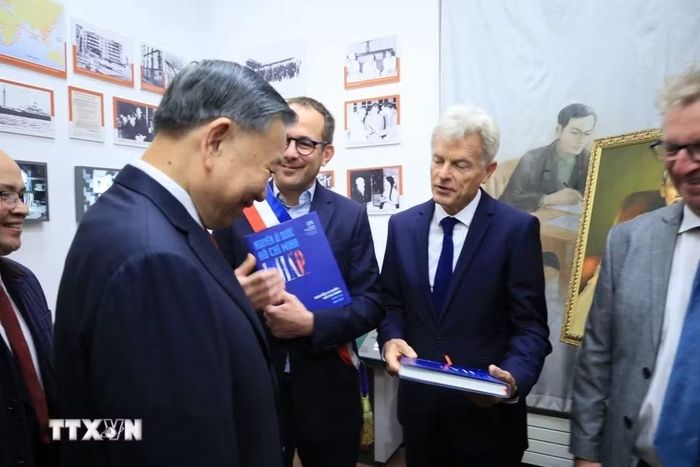 Tổng Bí thư, Chủ tịch nước Tô Lâm tham quan Không gian Hồ Chí Minh, nằm trong Bảo tàng Lịch sử sống ở ngay trung tâm của Công viên Montreau. (Ảnh: TTXVN phát)