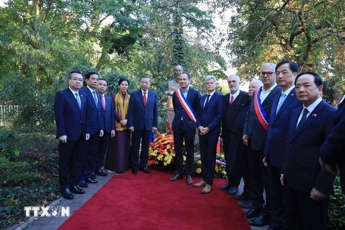 Tổng Bí thư, Chủ tịch nước Tô Lâm và các đại biểu chụp ảnh lưu niệm trước Tượng Chủ tịch Hồ Chí Minh ở thành phố Montreuil (Pháp). (Ảnh: TTXVN phát)
