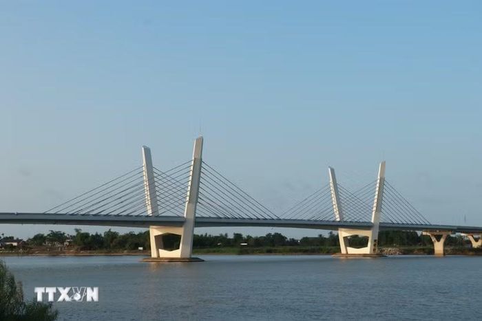 Cầu Thạch Hãn 1 thuộc Dự án đường ven biển kết nối Hành lang kinh tế Đông-Tây. (Ảnh: Tường Vi/TTXVN)