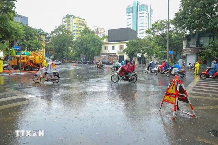 Tại ngã năm Bà Triệu - Nguyễn Du xuất hiện úng nhẹ sau mưa lớn, nước nhanh chóng rút, mặt đường trở lại thông thoáng. (Ảnh: Lê Đông/TTXVN)