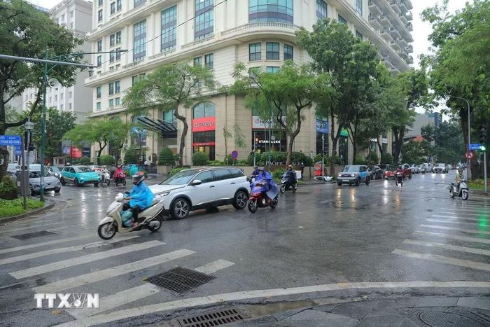 Tại ngã tư Phan Bội Châu-Lý Thường Kiệt, nơi từng thường xuyên ngập khi mưa lớn, mặt đường cơ bản thông thoáng, giao thông được duy trì ổn định. (Ảnh: Lê Đông/TTXVN)