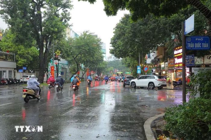 Khu vực ngã tư Trần Quốc Toản-Bà Triệu sau mưa lớn cơ bản không xảy ra ngập úng, nước được tiêu thoát nhanh, giao thông không bị ảnh hưởng đáng kể. (Ảnh: Lê Đông/TTXVN)