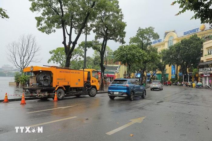 Tại nút giao Đinh Tiên Hoàng-Lê Thái Tổ, sau mưa lớn, nước không bị dồn ứ kéo dài, các phương tiện lưu thông thuận lợi. (Ảnh: Lê Đông/TTXVN)