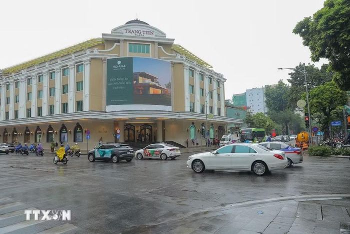 Sau trận mưa to chiều 10/9, khu vực ngã tư Hai Bà Trưng- Hàng Bài không xảy ra tình trạng ngập úng như trước, phương tiện lưu thông thuận lợi. (Ảnh: Lê Đông/TTXVN)